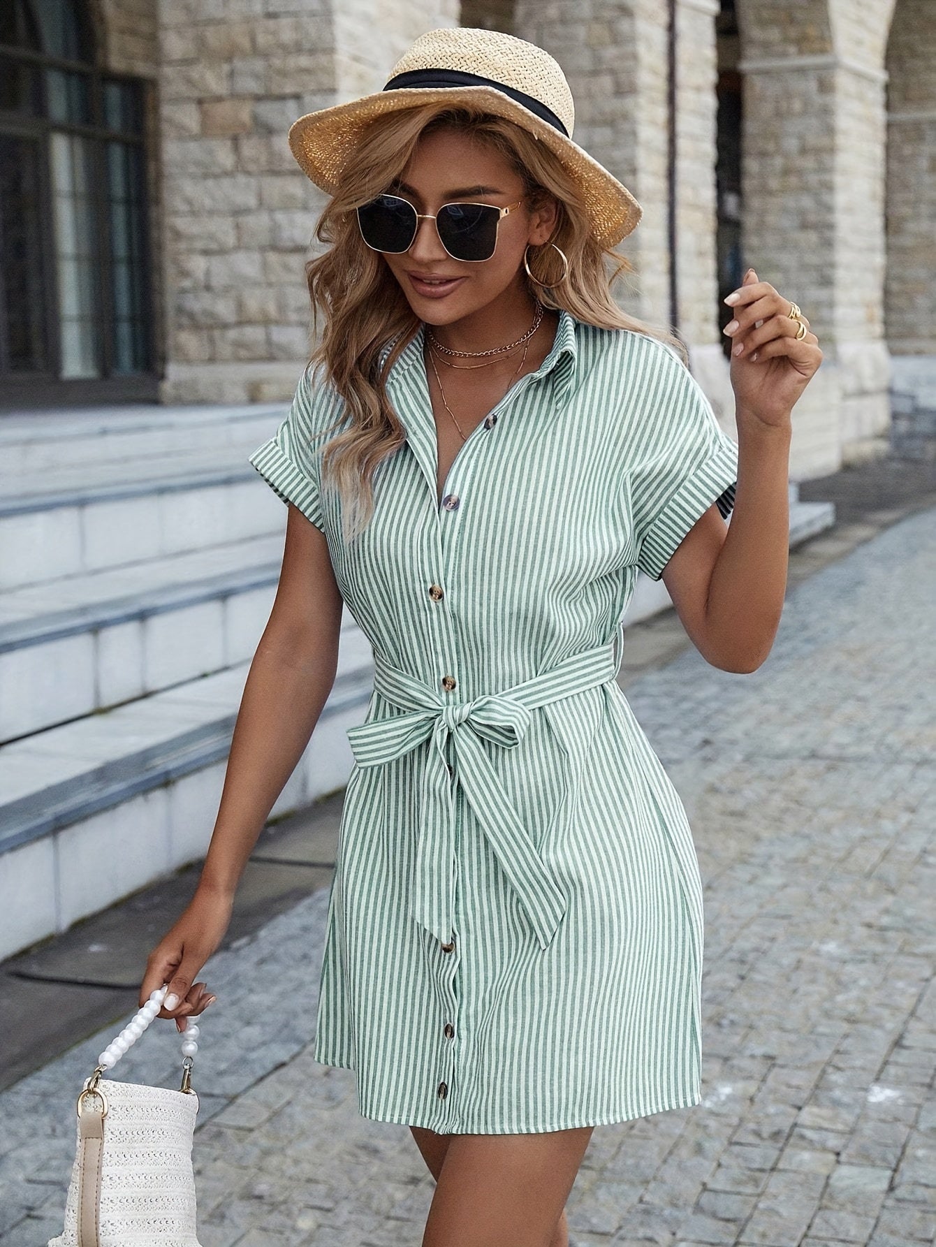 Vestido casual de manga corta con cinturón – a rayas y con botones