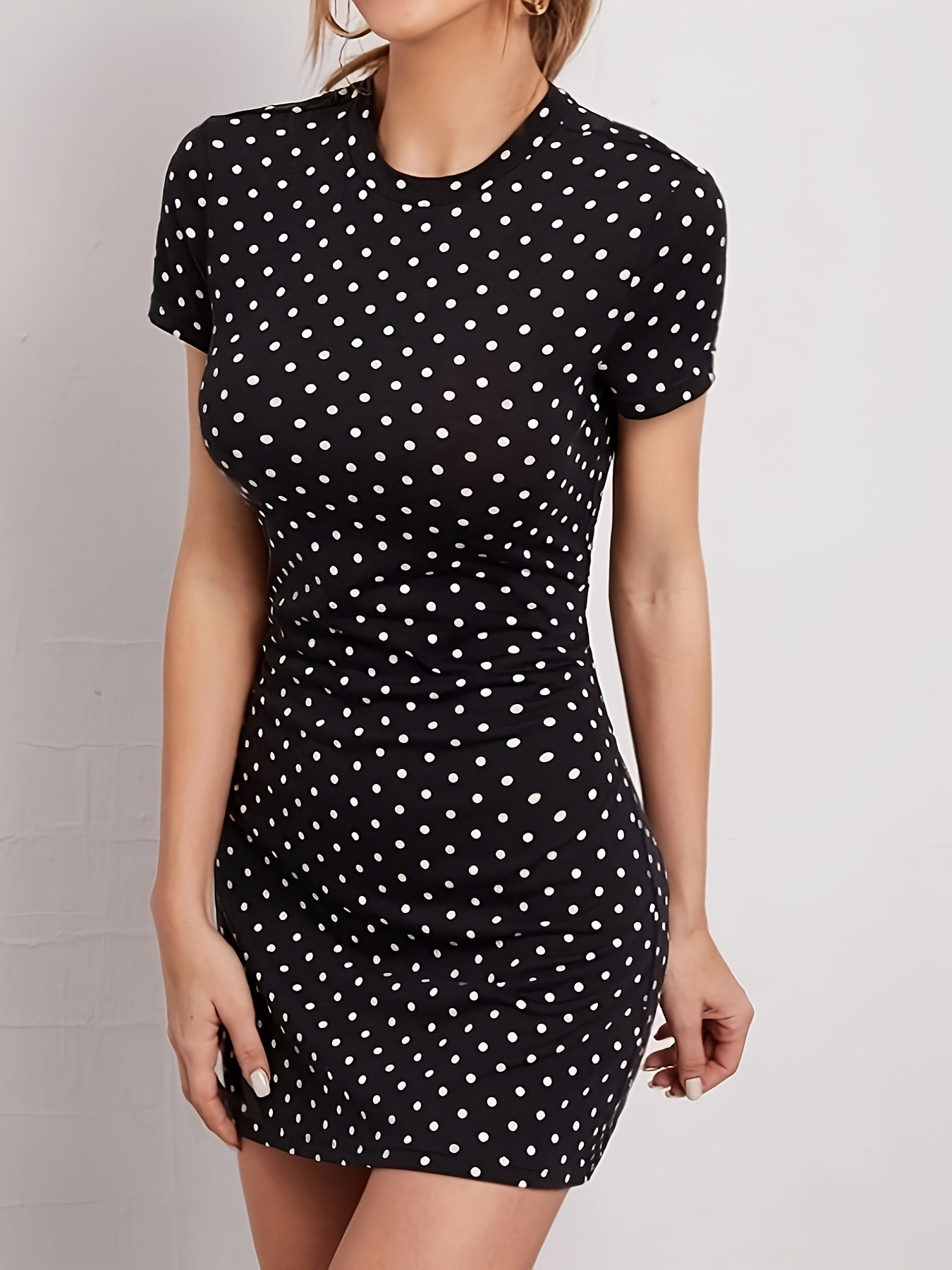 Vestido tipo camiseta negro de punto con lunares – sencillo y cómodo