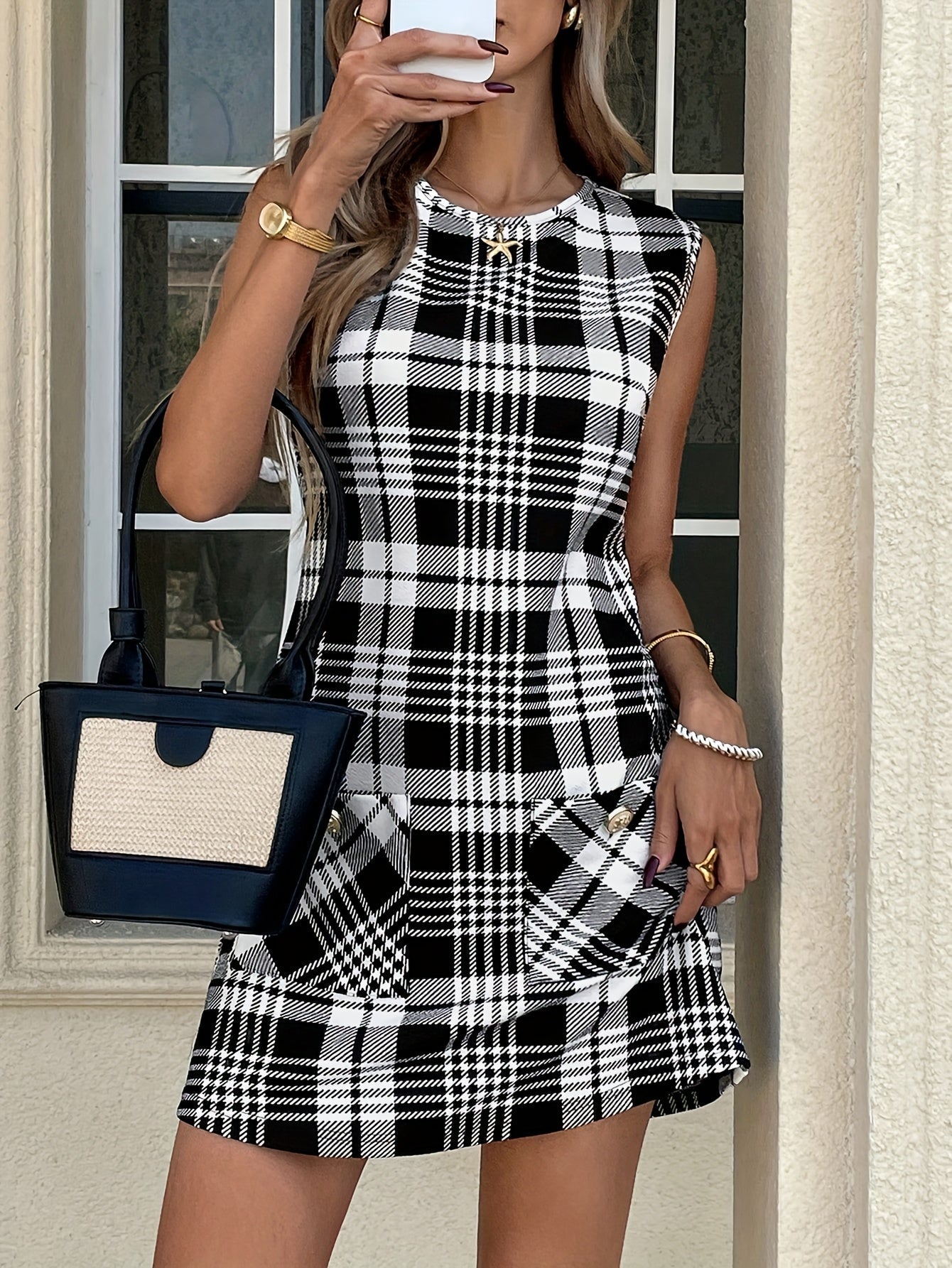 Vestido de mujer con estampado de cuadros y bolsillos – Corte en línea A