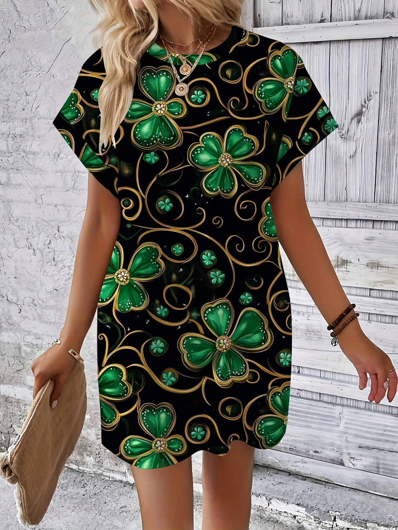 Vestido negro para mujer con trébol verde y estampado dorado – Elástico y cómodo.