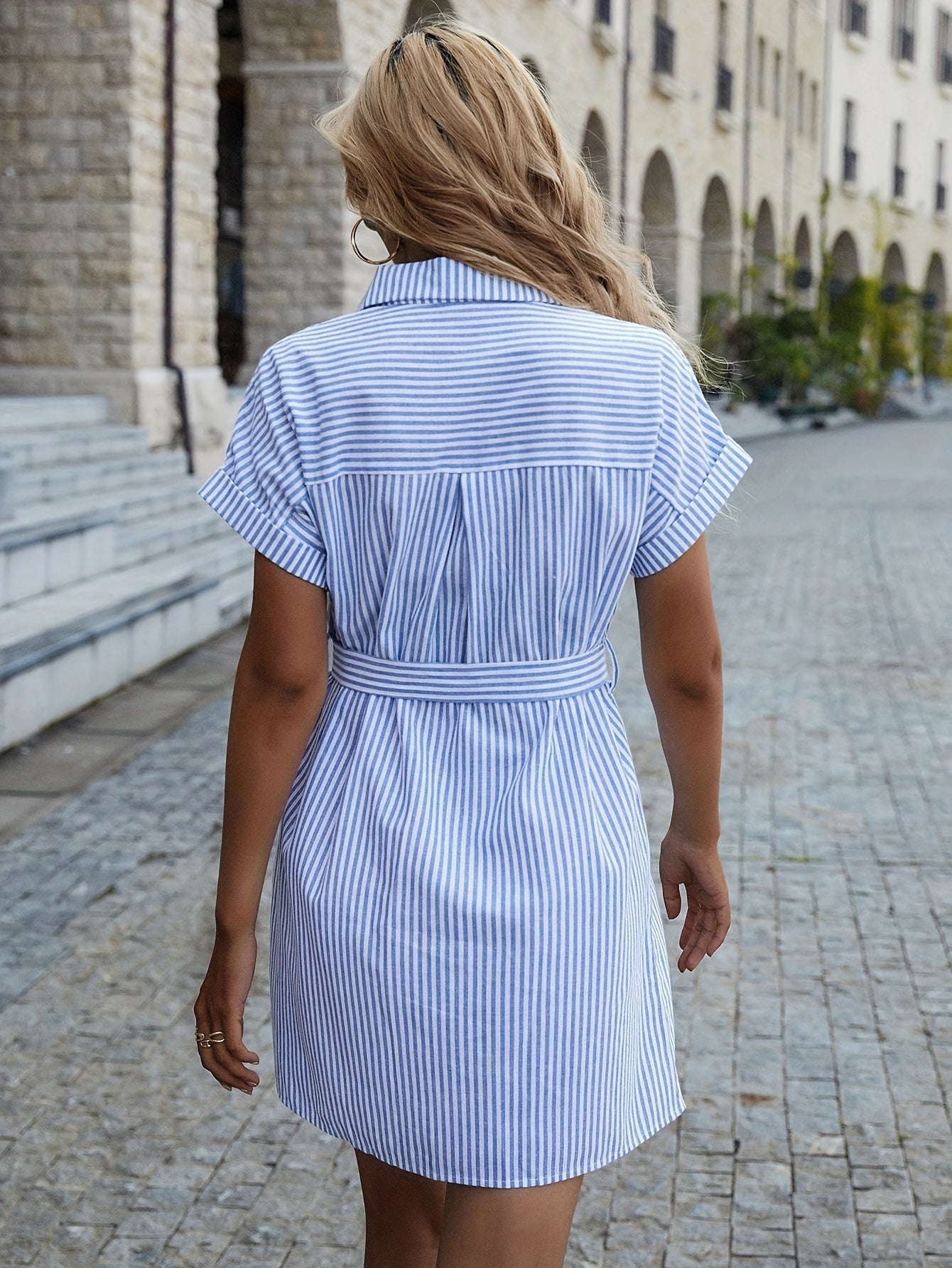 Vestido casual de manga corta con cinturón – a rayas y con botones
