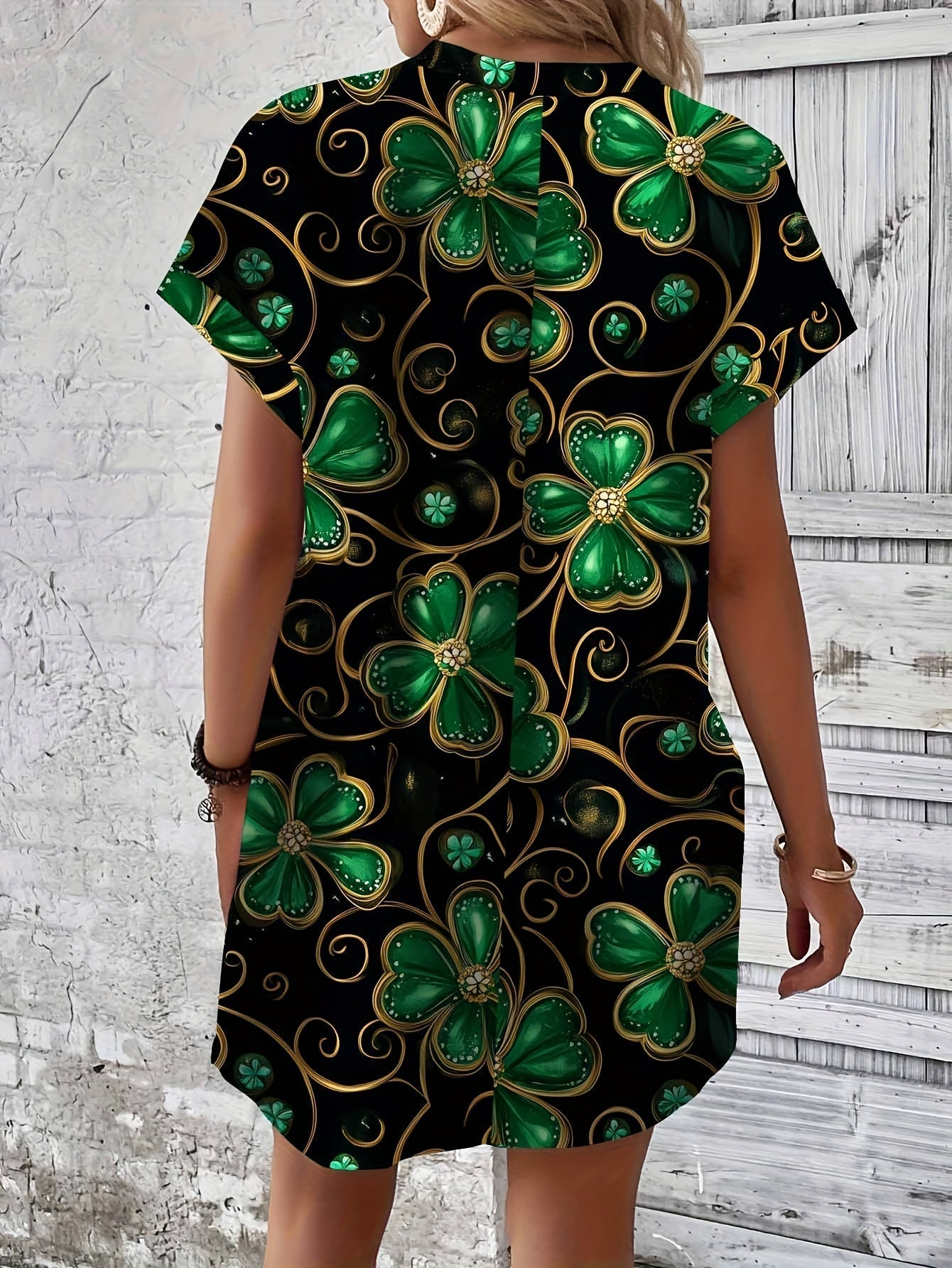 Vestido negro para mujer con trébol verde y estampado dorado – Elástico y cómodo.
