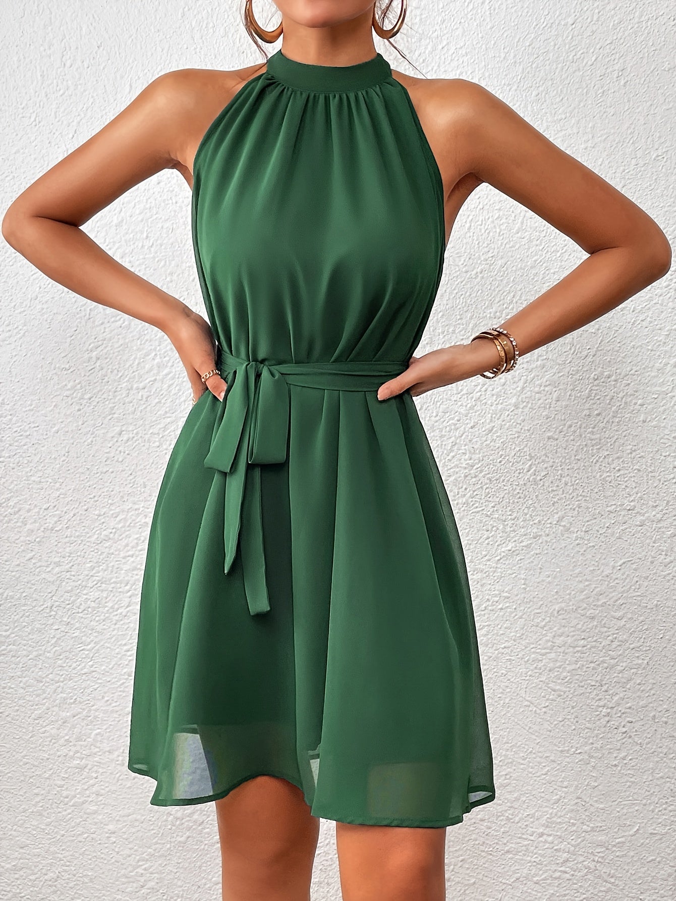 Elegante vestido verde con cuello halter, encaje y lazada en la cintura