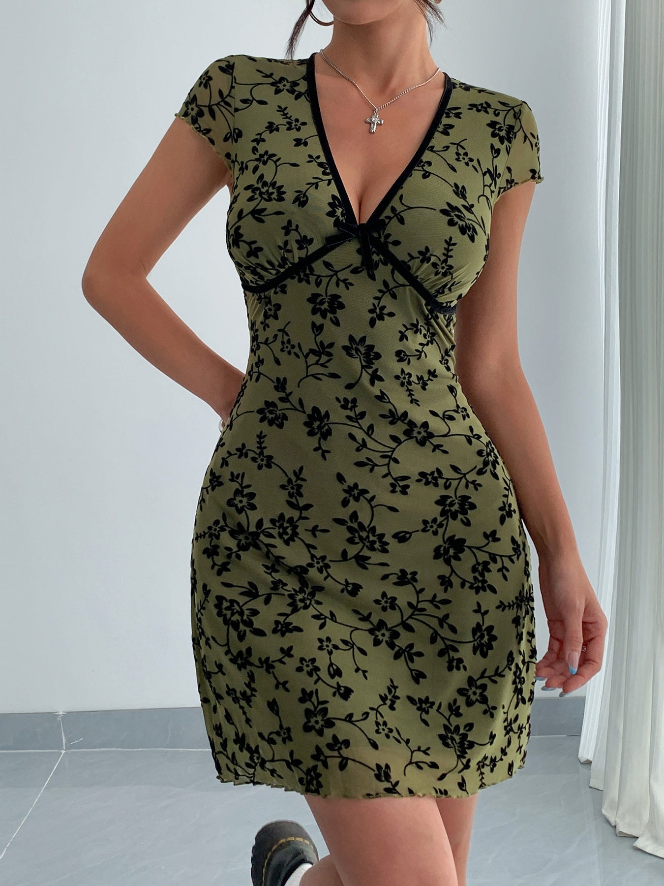 Vestido mini elegante con estampado floral y escote en V para mujer