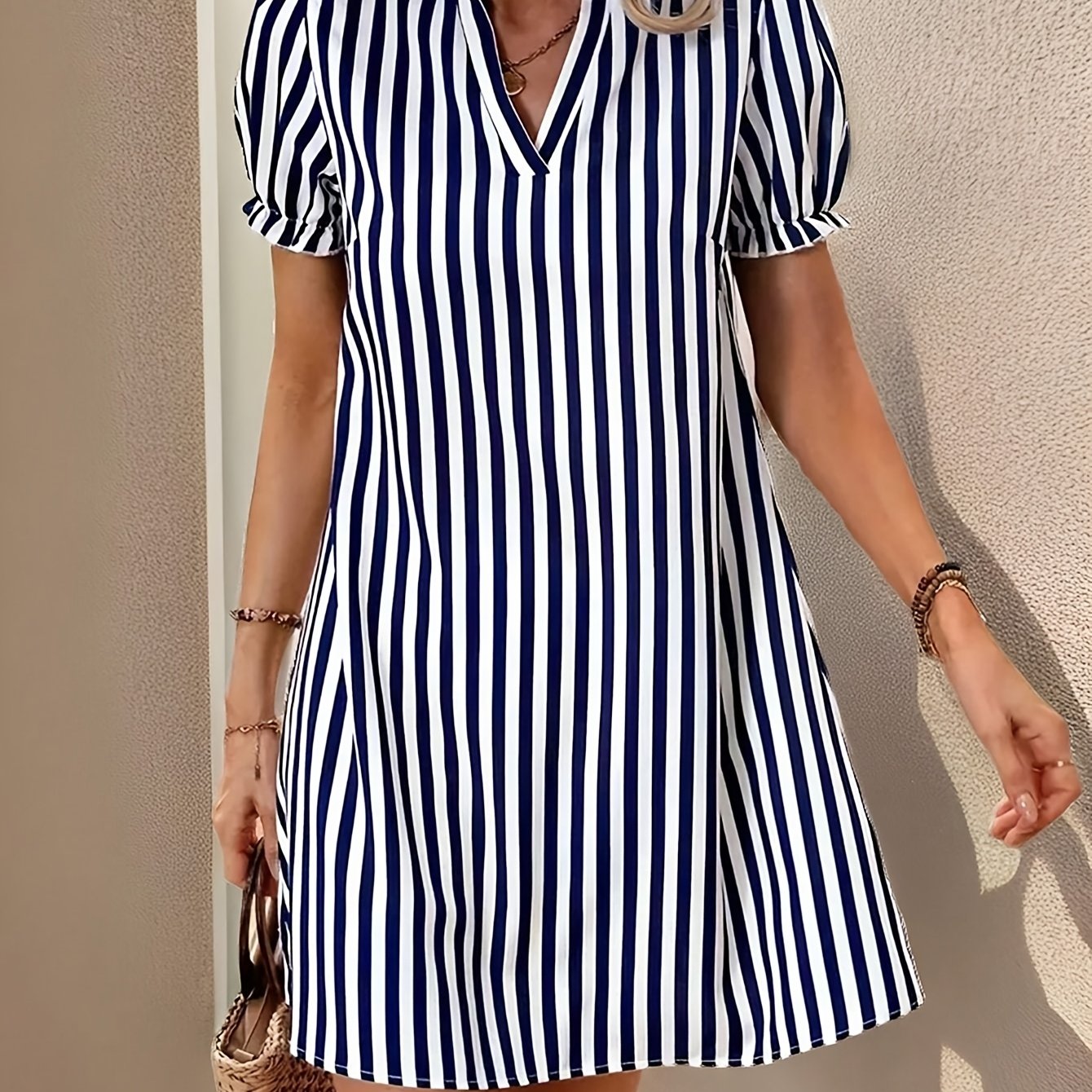 Vestido de punto azul con rayas y escote en V