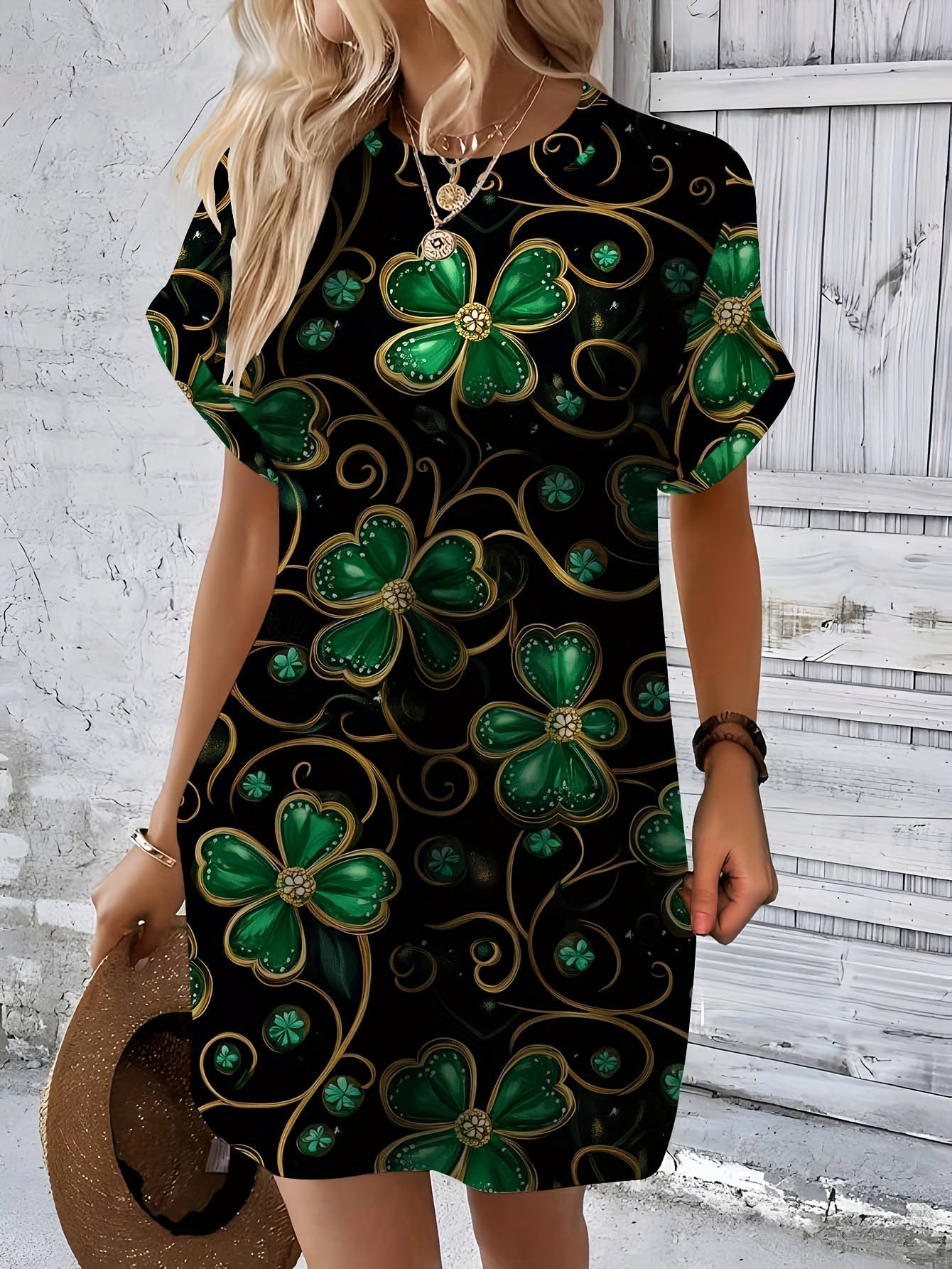 Vestido negro para mujer con trébol verde y estampado dorado – Elástico y cómodo.