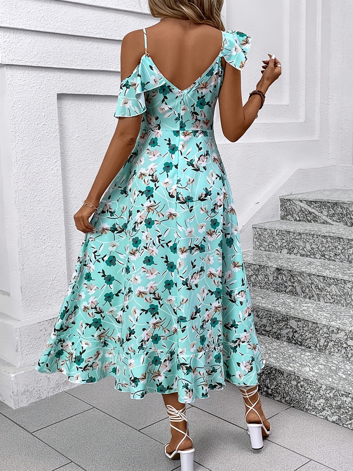 Vestido de verano ligero y a la moda con estampado floral y corte asimétrico