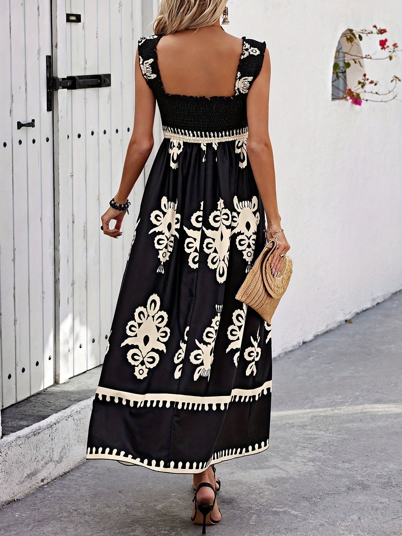 Vestido de verano con estampado floral y fruncido – Escote cuadrado.