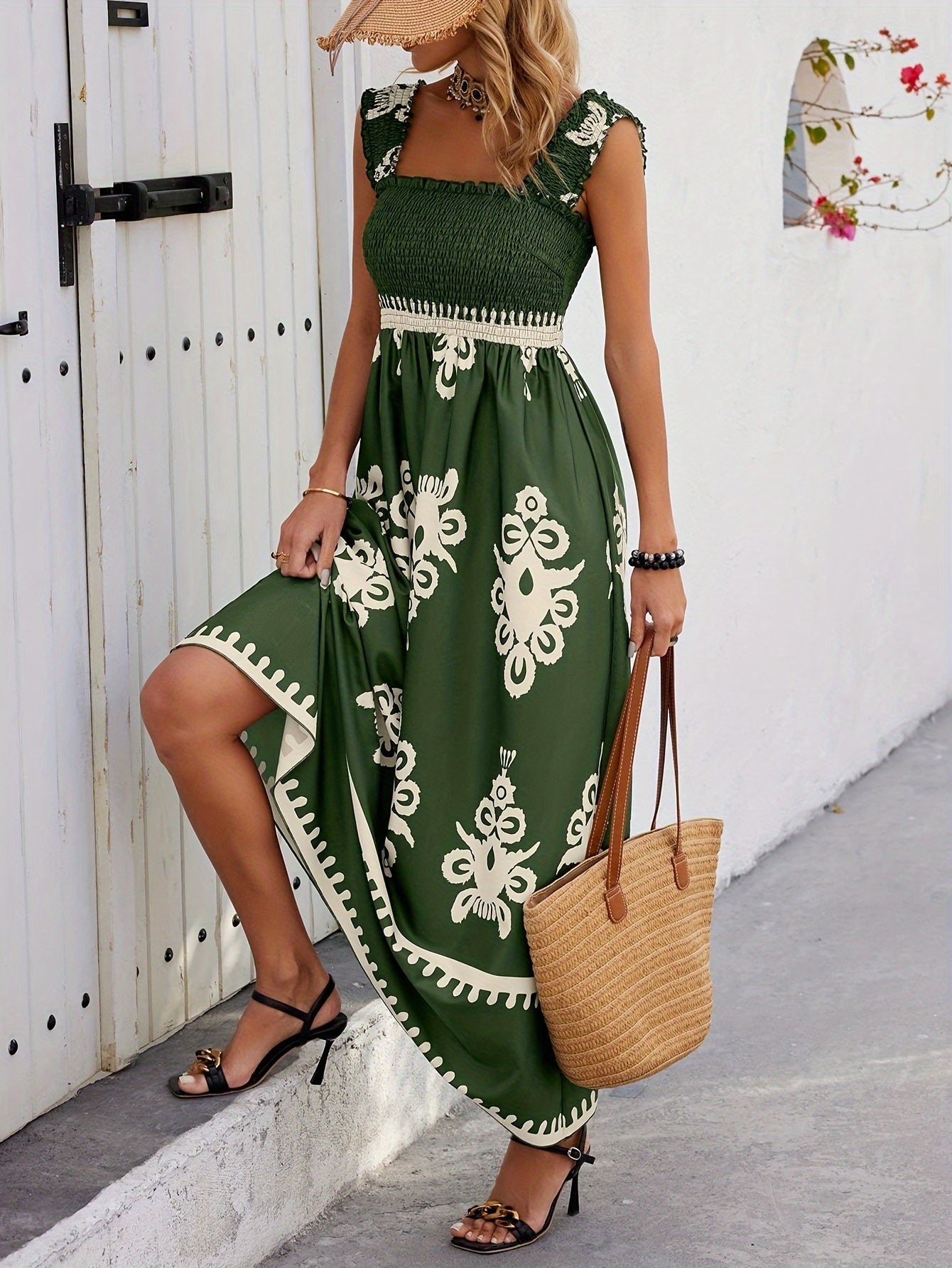 Vestido de verano con estampado floral y fruncido – Escote cuadrado.