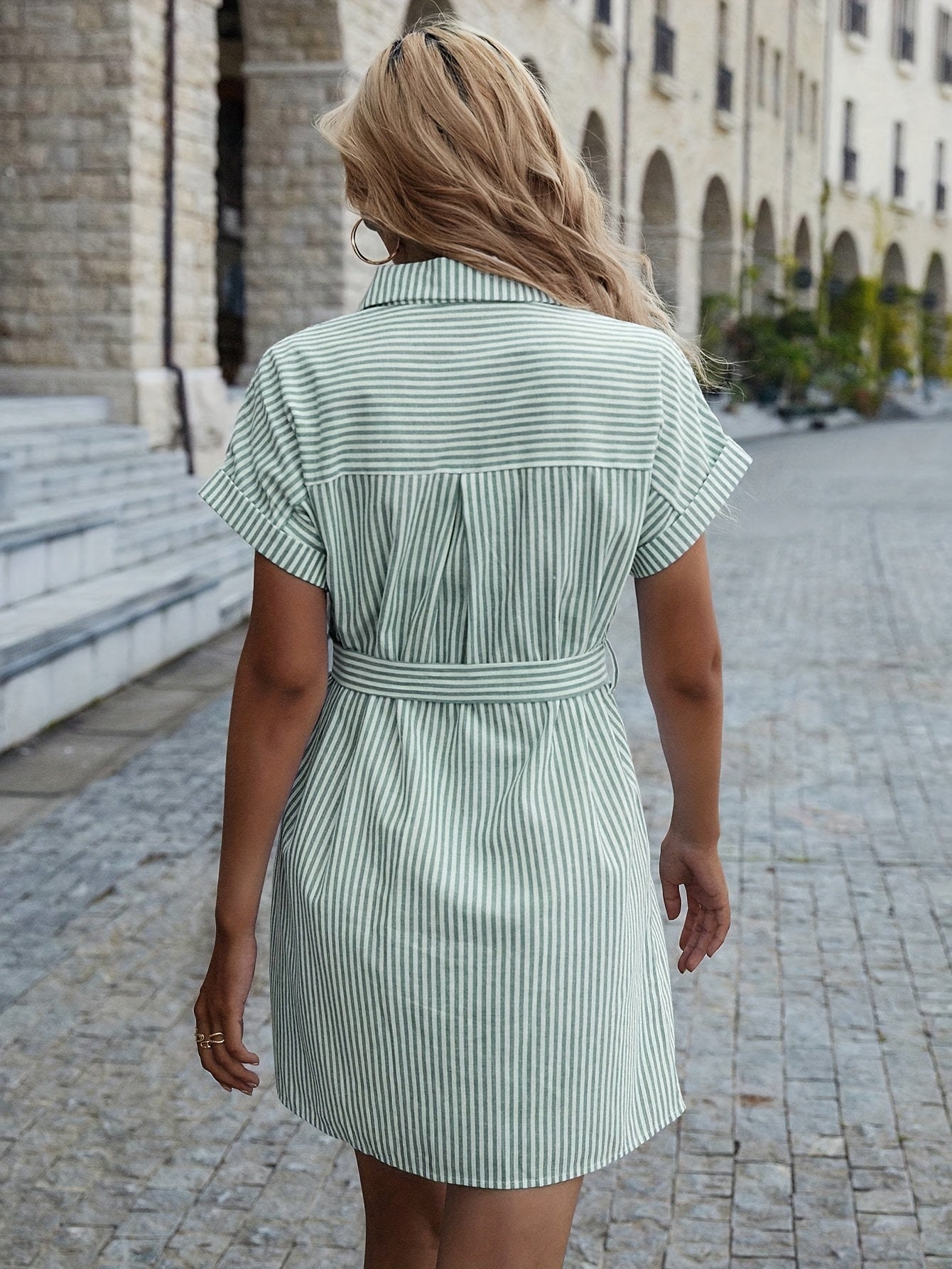 Vestido casual de manga corta con cinturón – a rayas y con botones