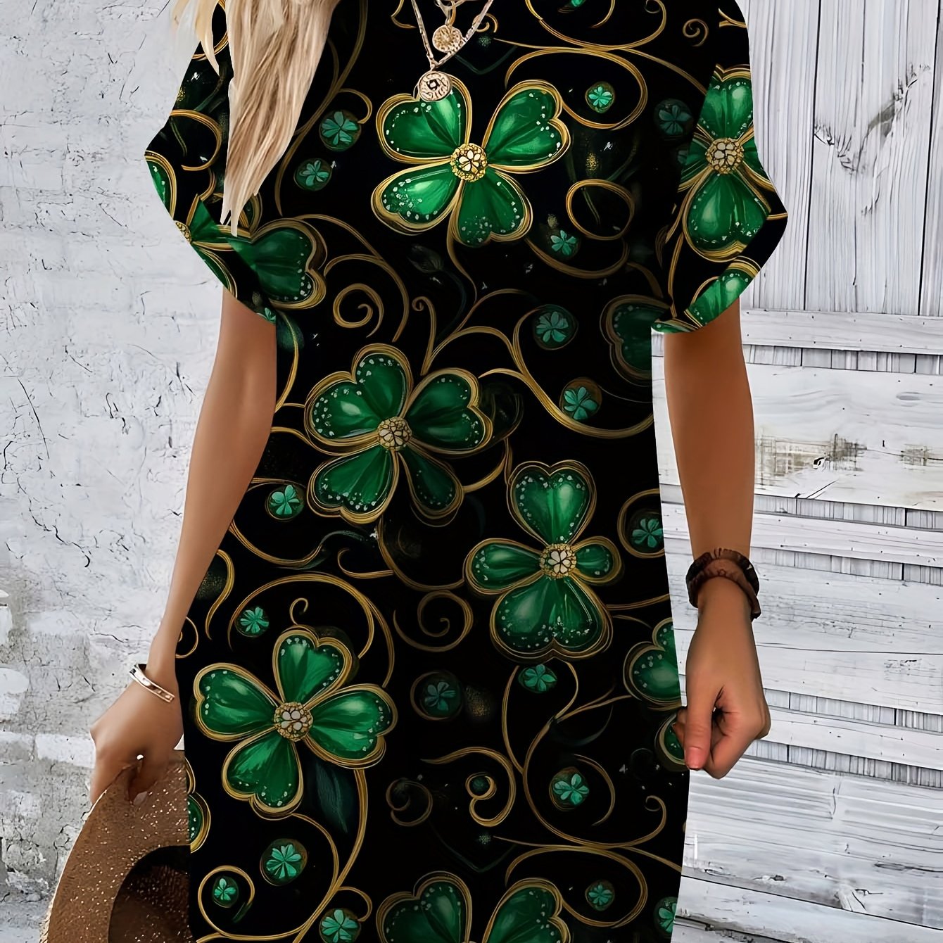 Vestido negro para mujer con trébol verde y estampado dorado – Elástico y cómodo.