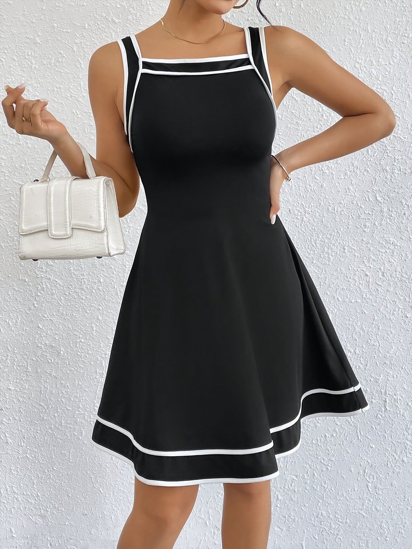 Vestido Elegante Negro sin Mangas con Ribete Blanco en Contraste