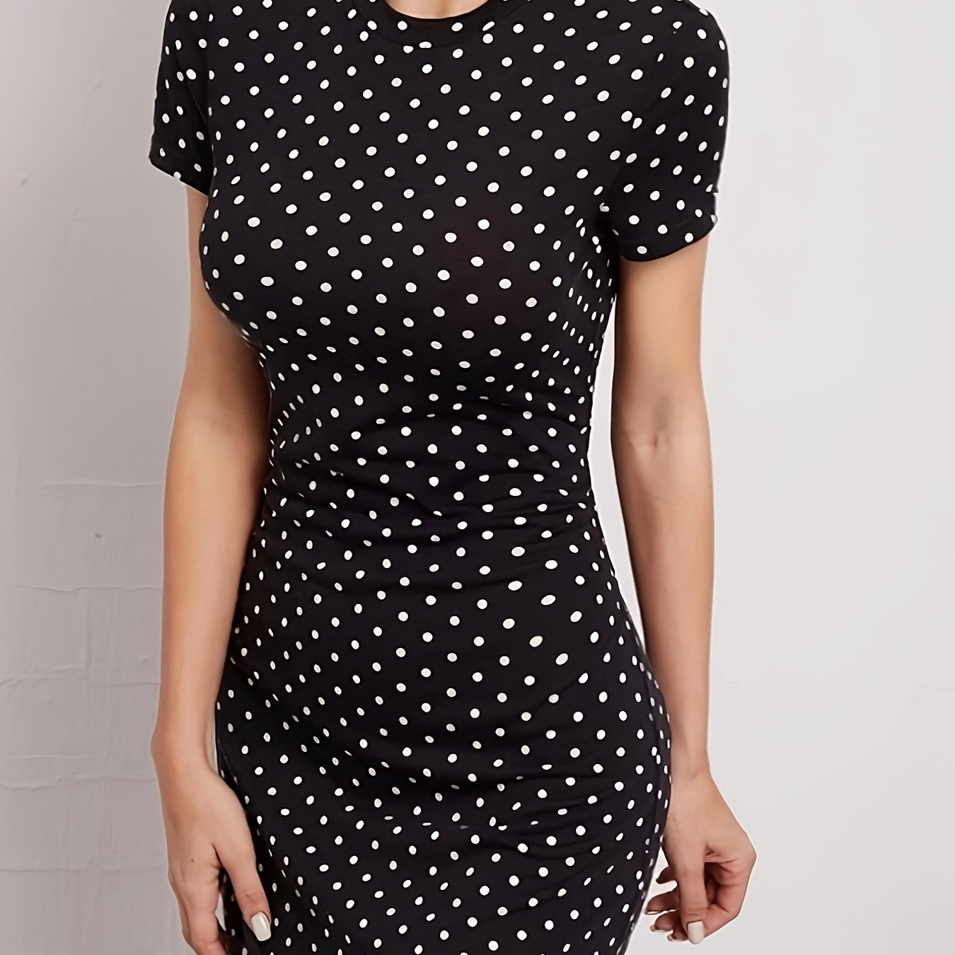 Vestido tipo camiseta negro de punto con lunares – sencillo y cómodo