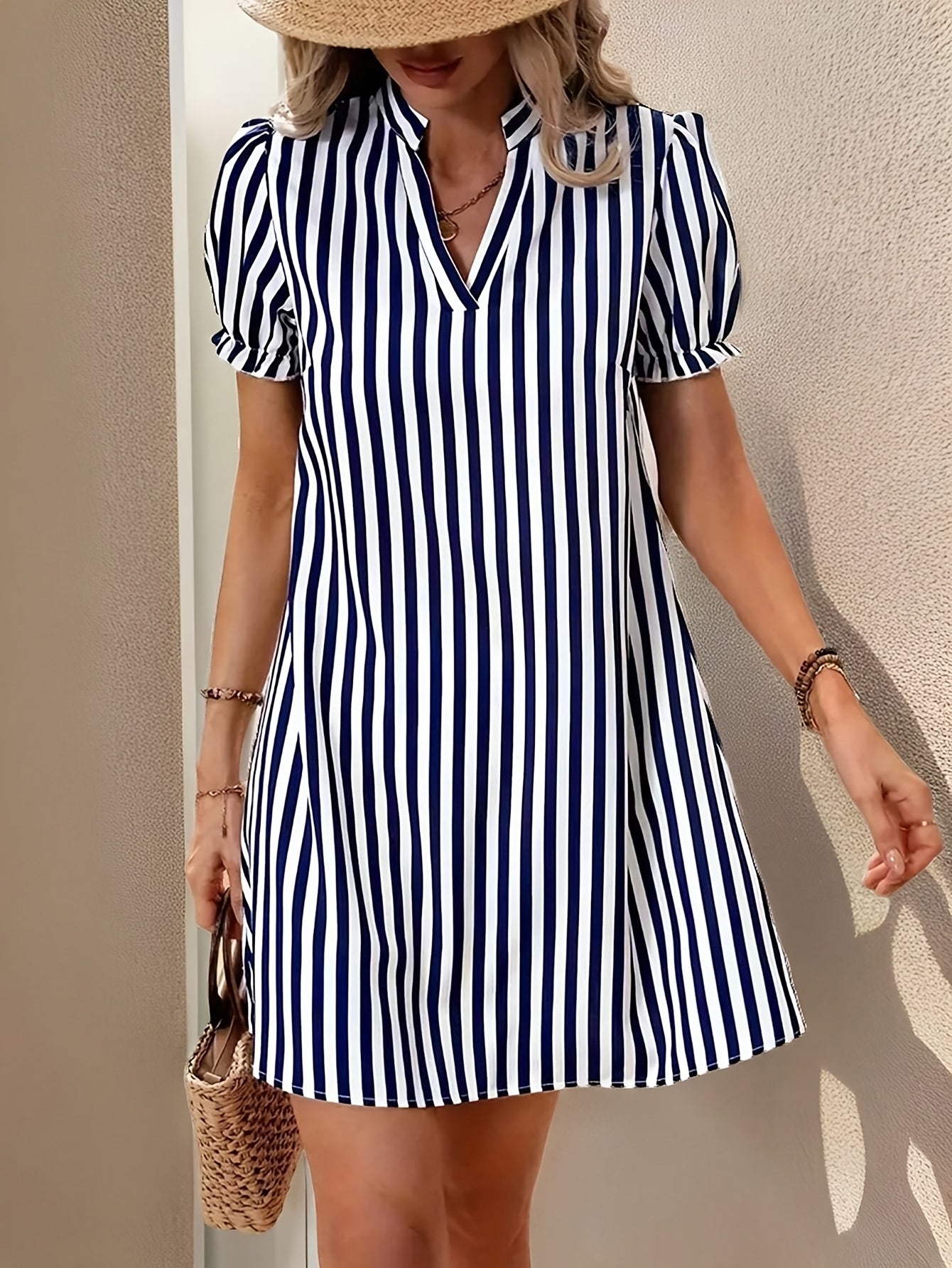 Vestido de punto azul con rayas y escote en V