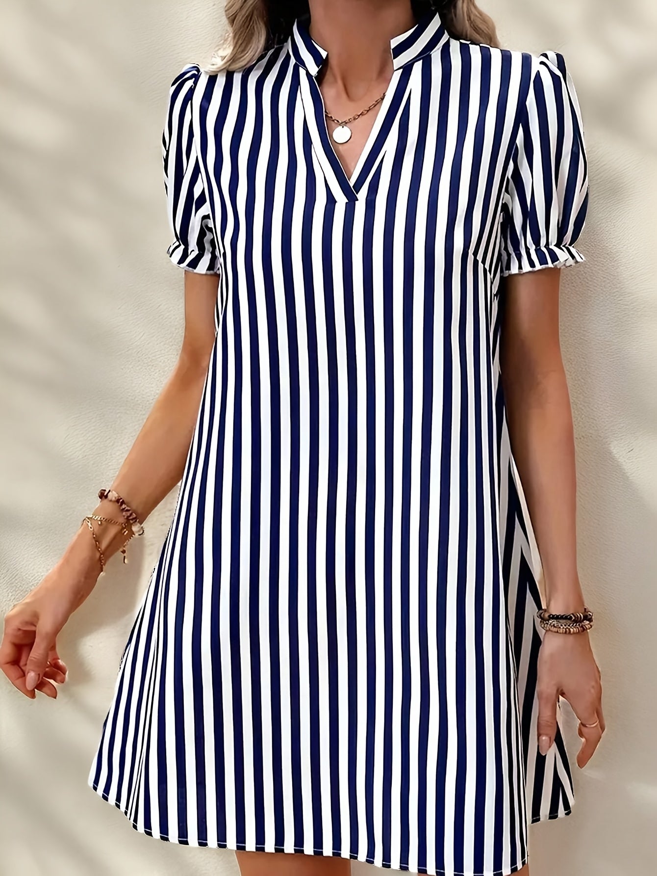 Vestido de punto azul con rayas y escote en V