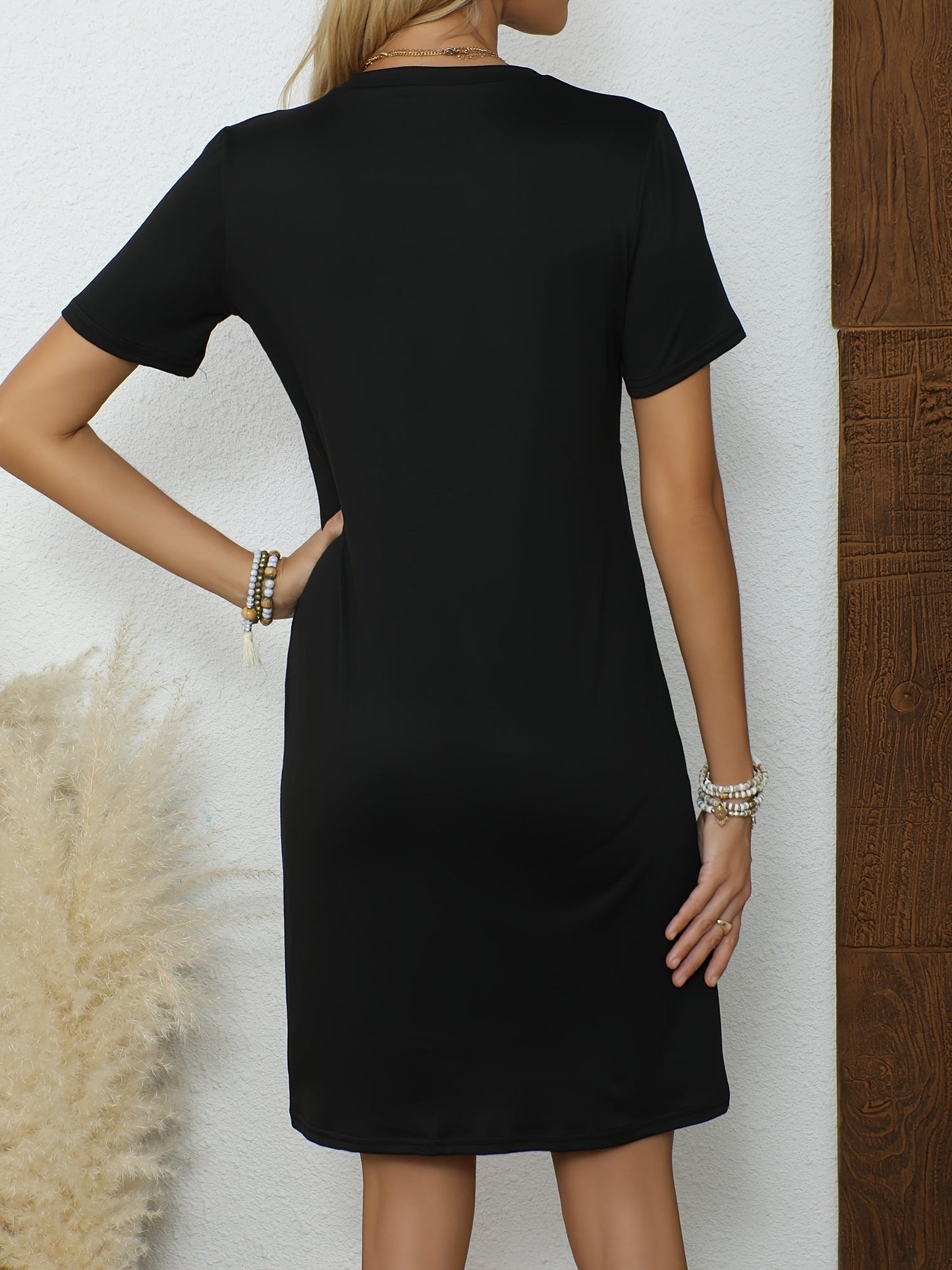 Vestido negro con bloques de color y mangas cortas – ideal para primavera y verano