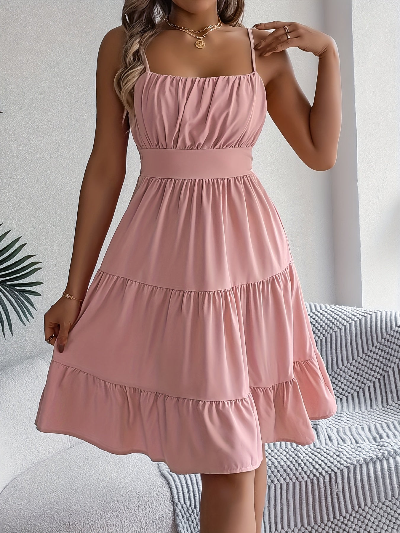 Vestido de tirantes casual y elegante con encaje decorativo