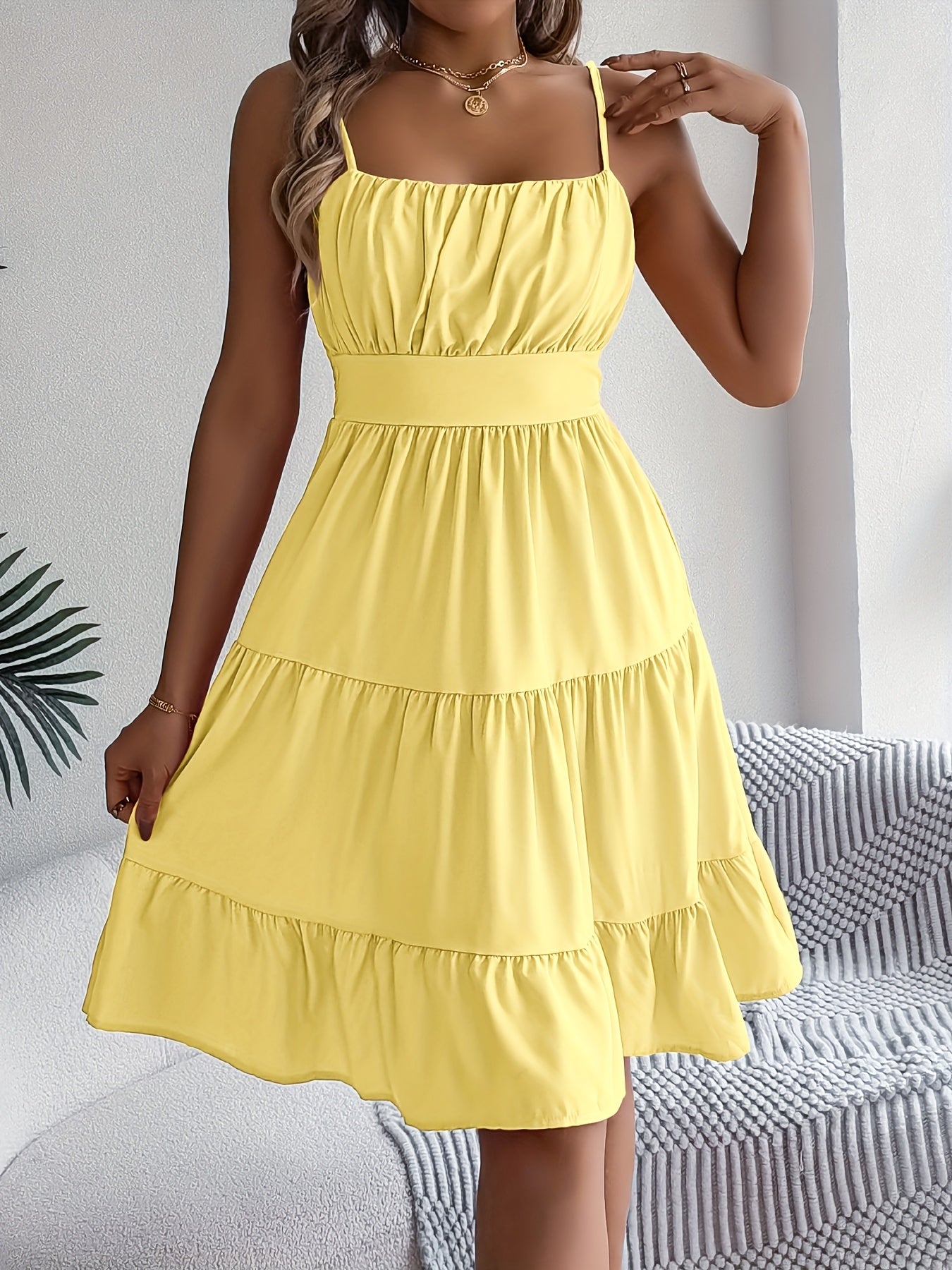 Vestido de tirantes casual y elegante con encaje decorativo