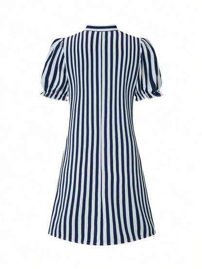 Vestido de punto azul con rayas y escote en V