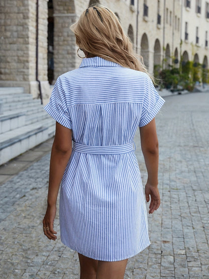 Vestido casual de manga corta con cinturón – a rayas y con botones