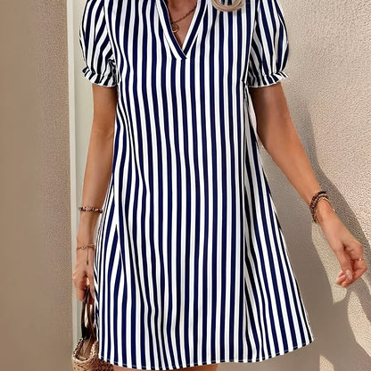 Vestido de punto azul con rayas y escote en V