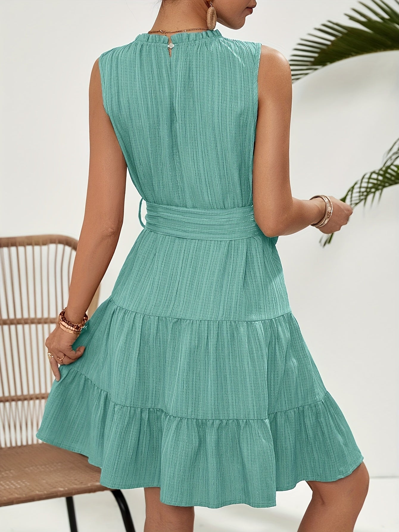 Vestido moderno sin mangas con volantes y flecos