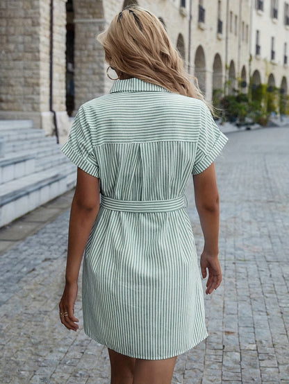 Vestido casual de manga corta con cinturón – a rayas y con botones