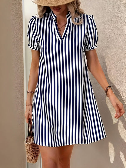 Vestido de punto azul con rayas y escote en V