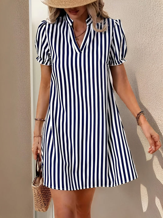 Vestido de punto azul con rayas y escote en V