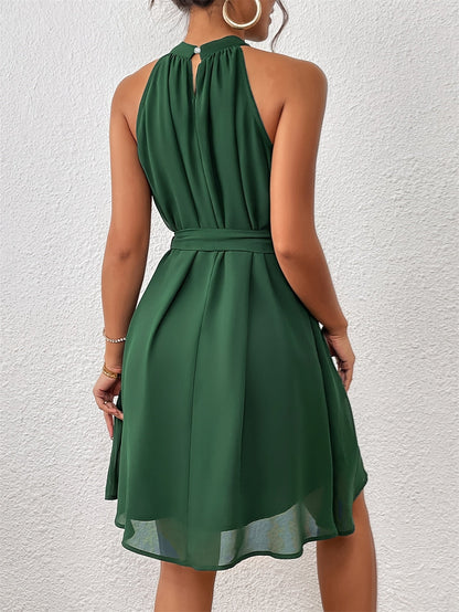 Elegante vestido verde con cuello halter, encaje y lazada en la cintura